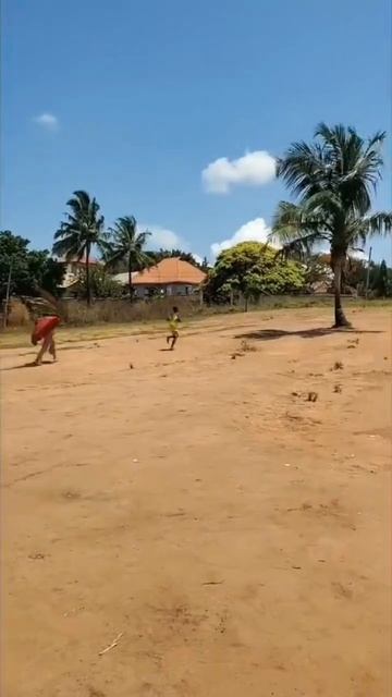 Настоящая футбольная команда в Африке тоже серьезно относится к комедии.