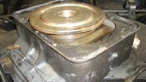 Опорно-возвращающее устройство тележки тепловоза.