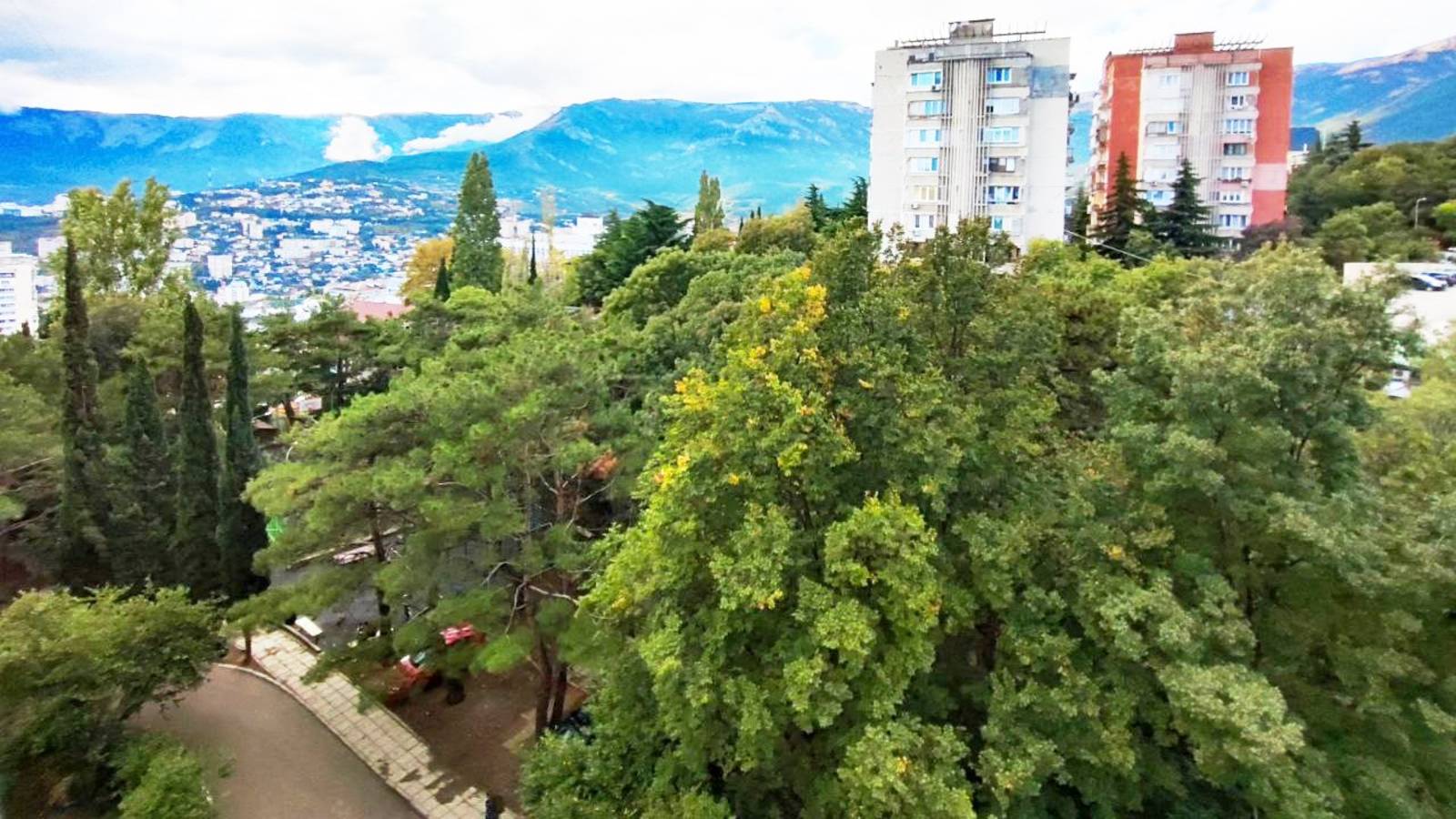 Продаётся светлая видовая 2-комнатная квартира в Ялте, ул. Мухина смотреть онлайн