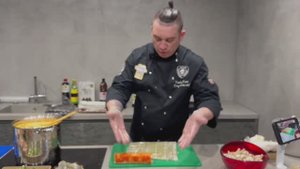 Как приготовить ролл Калифорния с продукцией от Midori: Шеф-повар Виктор Высоцкий