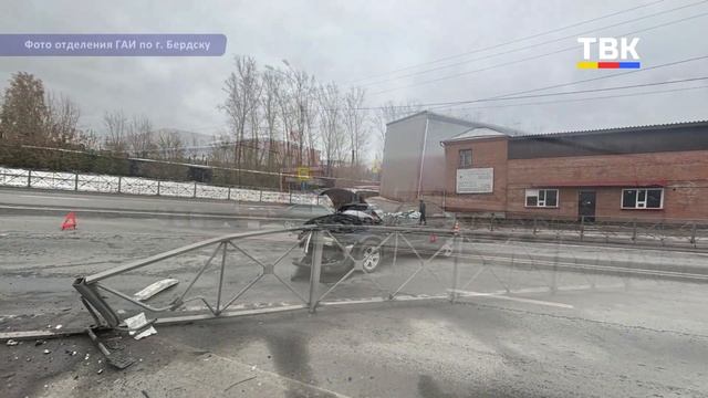 Фура и легковушка столкнулись на трассе