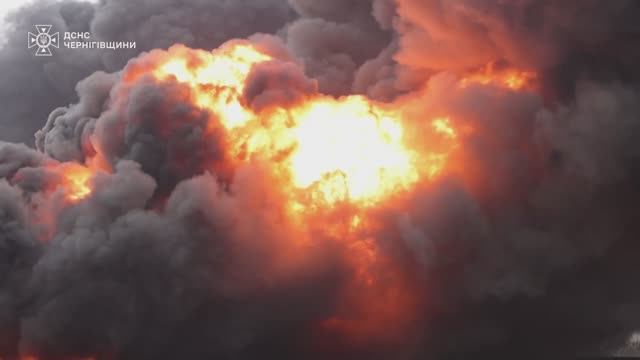 ‼🇺🇦🔥Огненный ад в черниговских Прилуках: после атаки полыхает нефтебаза