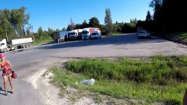 Модераторы Рутуба  на работе у обочины