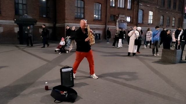 САКСОФОНИСТ ВЫСТУПАЕТ У МОСКОВСКОГО ВОКЗАЛА