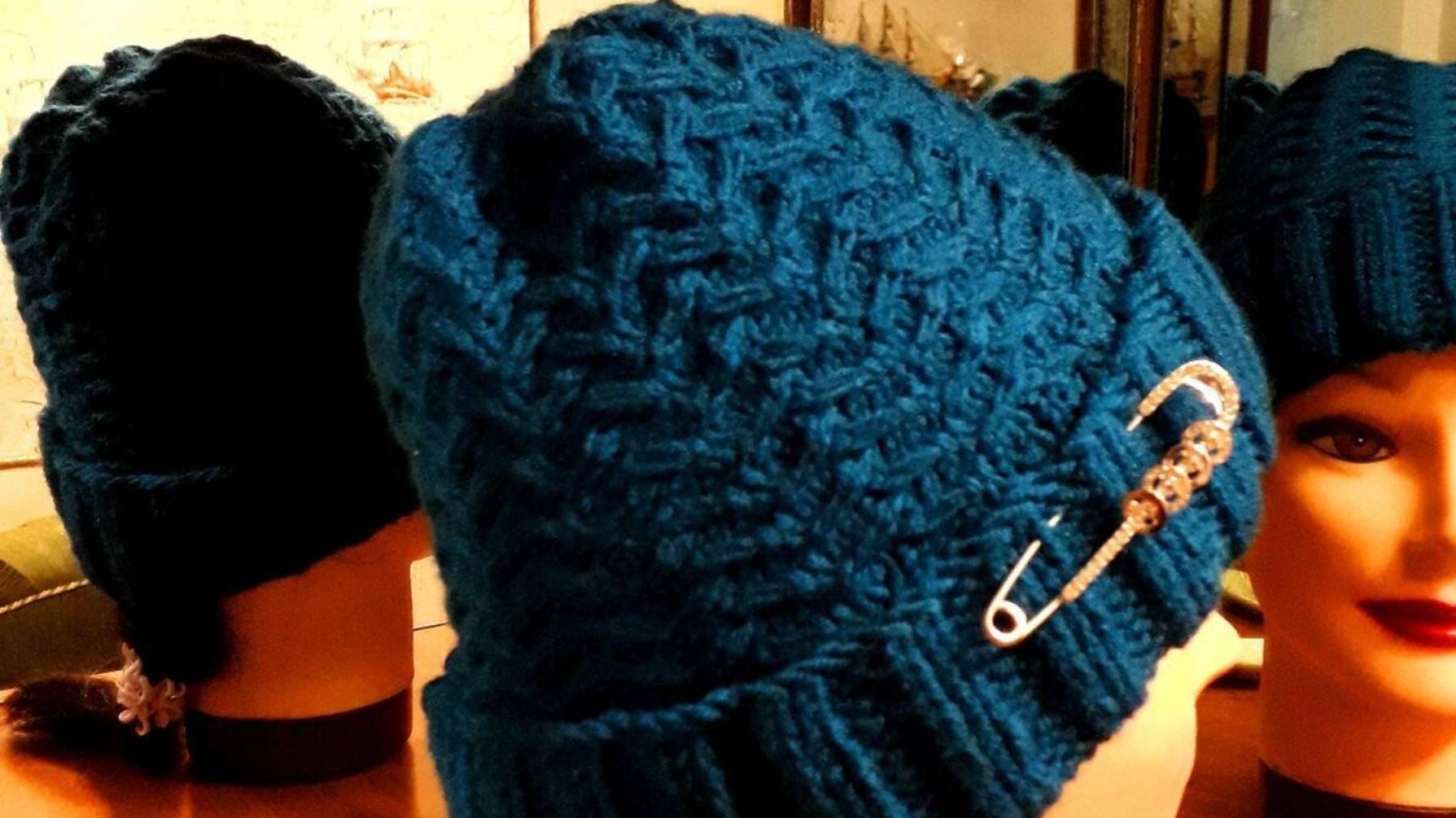 Простой, но интересный узор _плавники_ для женской шапки.(caps,cap, Hat)