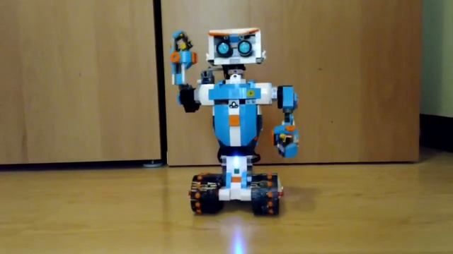 Lego Boost_ Робот Верни показывает свои новые программируемые руки. Vernie Shows Programmable Hands.
