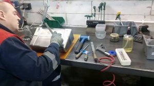 Ручная полировка пресс-формы для литья под давлением