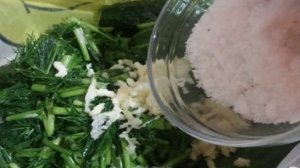 Малосольные огурцы в минералке