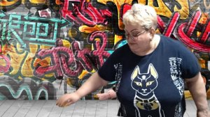 Значит ОНА ТАК Считает... Поэтому написала🤦