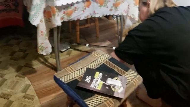 В гостях у бабушки Насти.Готовим куриный суп, помогаем с уборкой.