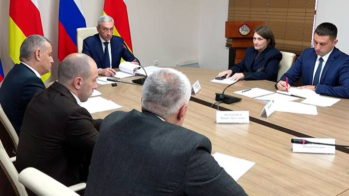 Борис Джанаев поручил повысить качество общественных перевозок и транспортного обслуживания