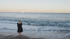 На море в октябре - центральный городской пляж Барселоны (Испания).