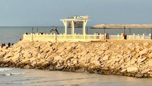 Мой пляжный отдых в Каспийске. Нюхаю майские розы.