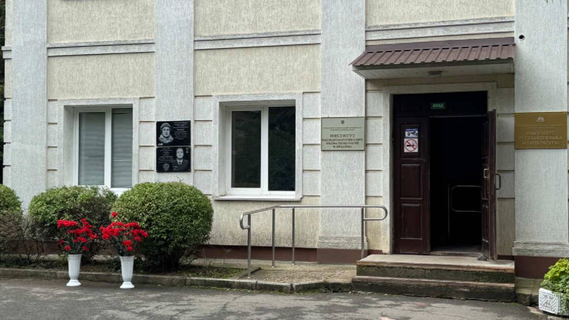Мемориальную табличку в честь военкора 