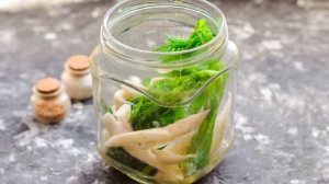 Малосольные огурцы с хреном