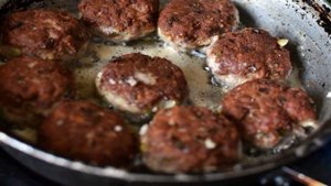 Необычные котлеты в пикантном сырном соусе