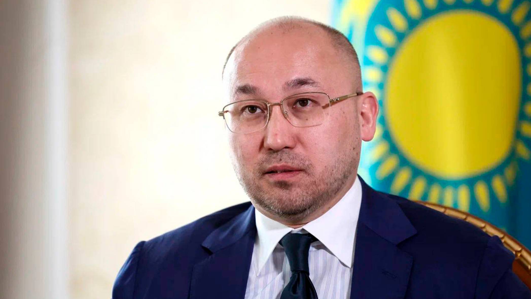 Чрезвычайный и полномочный посол Республики Казахстан Даурен Абаев поздравил «Мир» с 33-летием