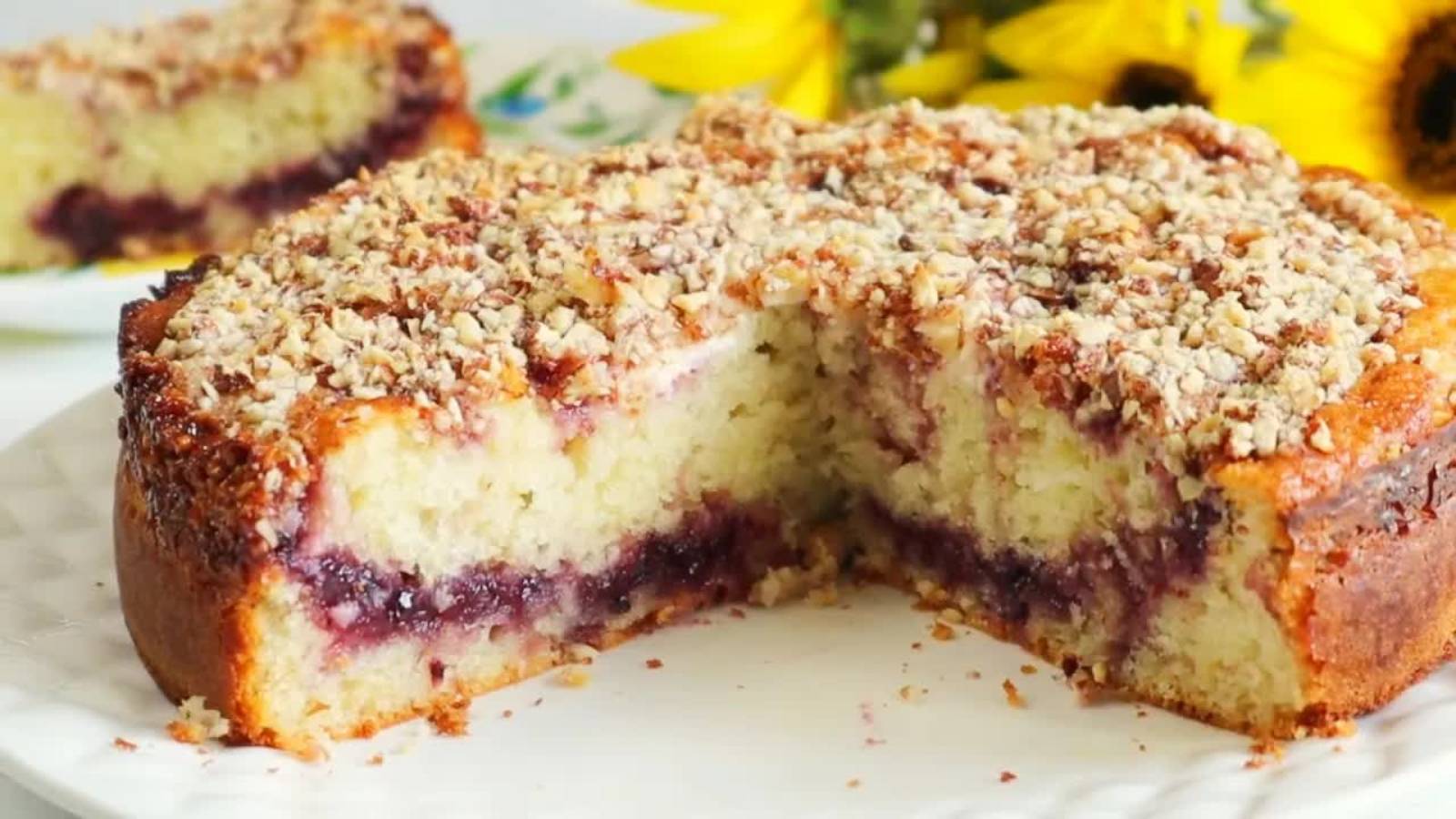 Пирог с джемом и сметаной! Нежность а каждом кусочке. Очень простой рецепт без весов и миксера.
