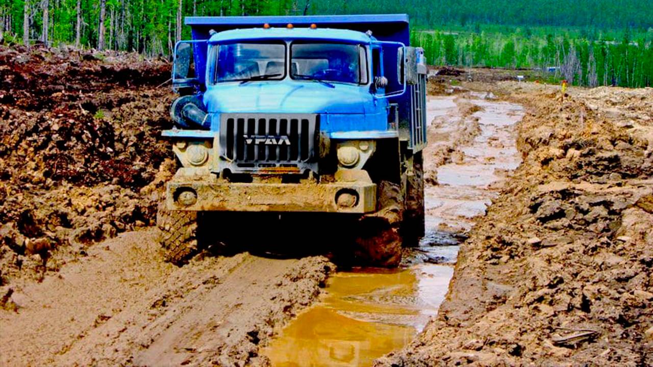 Грузовики на бездорожье. Грузовики в грязи.