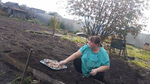 ПРОСТАЯ ЖИЗНЬ 45// ВРОДЕ ОСЕНЬ ,А ОГОРОД НЕ ОТСТАЕТ//ЖИЗНЬ ПРОСТЫХ ЛЮДЕЙ В НЕБОЛЬШОМ ГОРОДКЕ