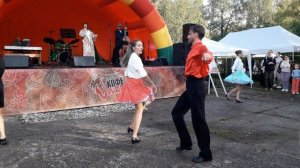 Санкт-Петербург, очаровательный пригород Павловск. Танцуют все. Осенний фестиваль "Кофе и Джаз".