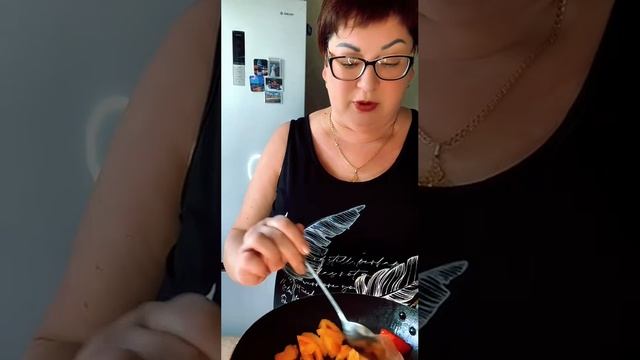 Приготовлю я Яичницу с колбаской и помидоркой/Вкусно будет, только я умею так😂