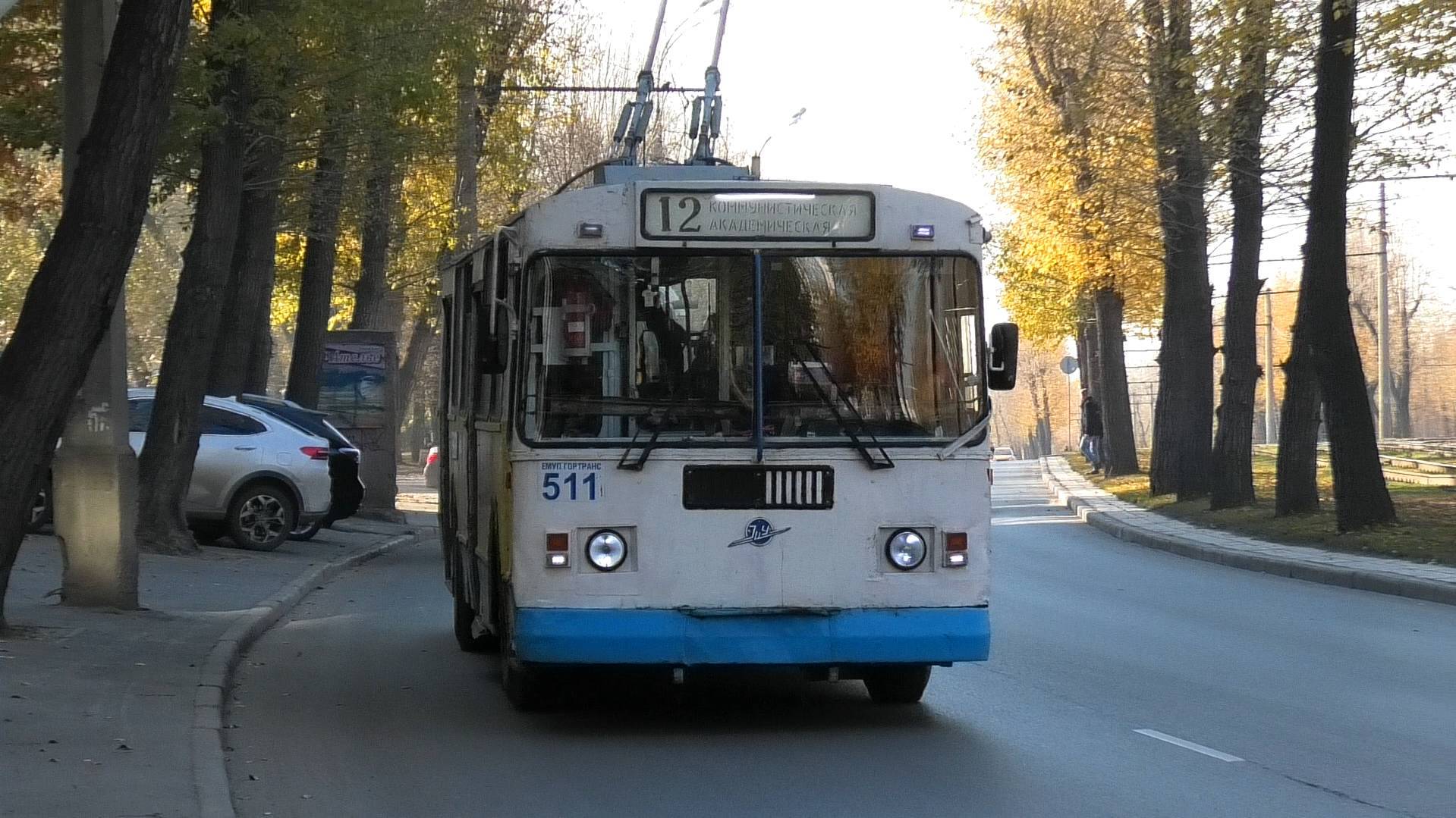 Троллейбус Екатеринбурга ЗиУ-682Г [Г00] борт. №511 маршрут №12 на остановке 