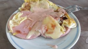 как приготовить вкусную яичницу (если у вас сильно жарит плитка делайте огонь по меньшей)