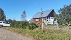 Уй Шахарга 6 км 15 + соток Иссиқ - Совуқ СУВ,  Вокзал, Мактаб....  Бу уйдан 200 метр нарид