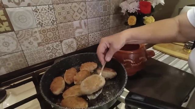 Люба у меня в гостях. Готовим котлеты с овощами в горшочке. Прогулка по окрестностям.