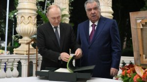 Владимир Путин подарил Эмомали Рахмону книгу об истории таджикского народа