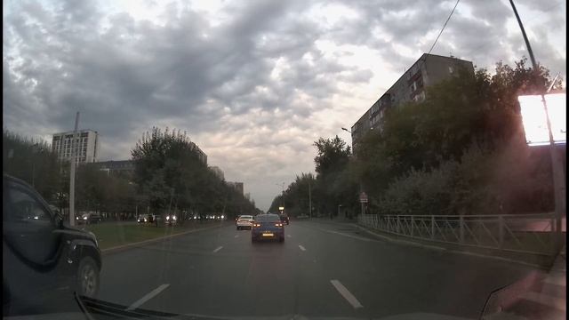 Движение на автомобиле по улицам города Тюмени от набережной до гипермаркета Лента
