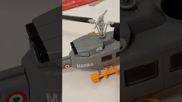 коллекционная модель итальянской модификации американского вертолёта Bell 212 в масштабе 1:72
