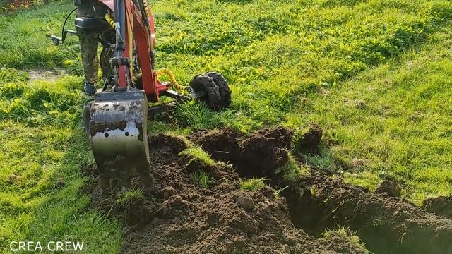 Мини экскаватор А23-М копает водоотводные траншеи.