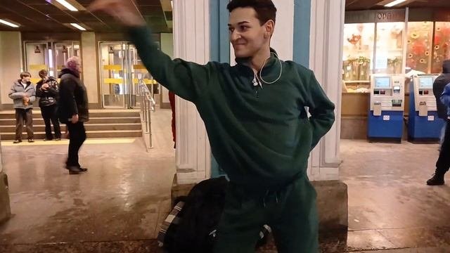 ТАНЦОР САША ТАНЦУЕТ С ПАШЕЙ НАБЕРЕЖНАЯ КАНАЛА ГРИБОЕДОВА
