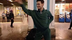 ТАНЦОР САША ТАНЦУЕТ С ПАШЕЙ НАБЕРЕЖНАЯ КАНАЛА ГРИБОЕДОВА