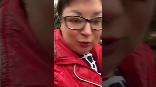 Весь город оббежала и на работу попала и к дочке и в бассейн и папу поздравила/