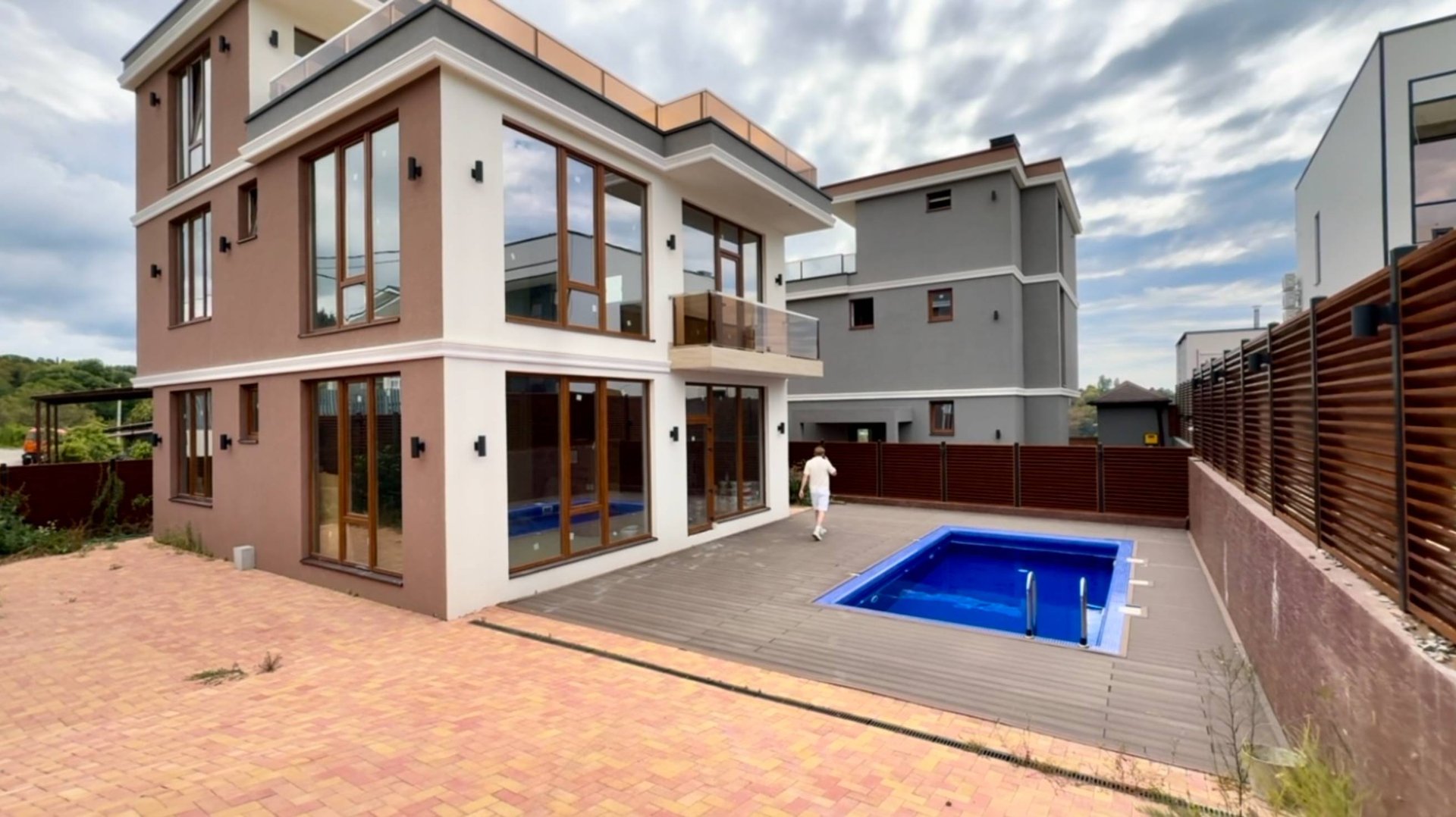 А хотите жить в современном доме с бассейном в Сочи ? Посмотрите этот дом и удивитесь смотреть онлайн