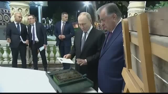 Путин подарил президенту Таджикистана Рахмону книгу об истории таджиков