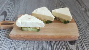 Новогодние канапе Мышки на крекерах
