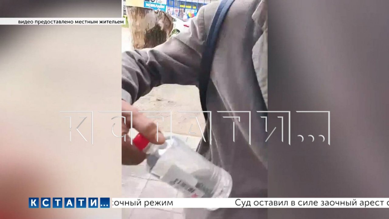 Хозяева магазина, подозреваемые в продаже бодяги, пытаясь смыть улики, набросились на журналистов