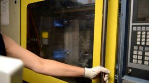 Процесс литья изделия из пластика в ручном режиме