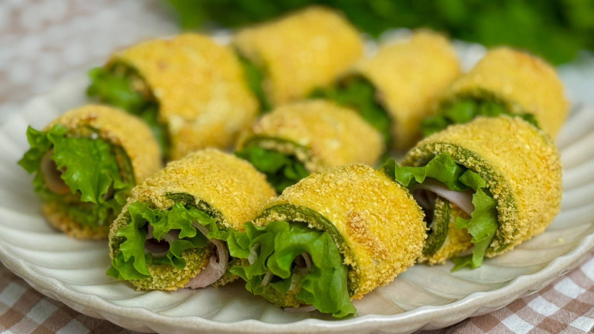 Из самых простых продуктов, которые можно найти на каждой кухне готовлю "Жёлтые» рулетики" смотреть онлайн