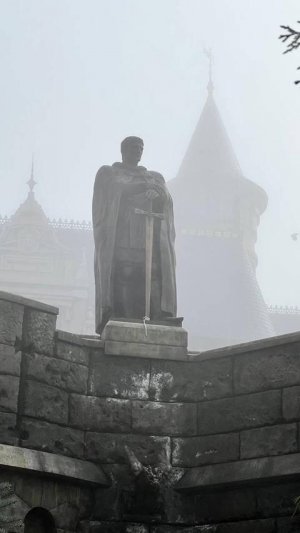 Замок Гарибальди ночью и в тумане