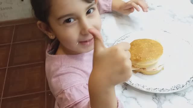Приготовим сочный простой бургер дома. Быстро и вкусно!!! смотреть онлайн