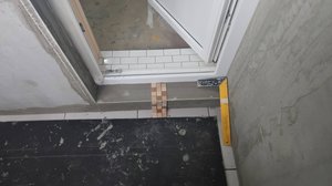 Балкон в стиле лофт: результат штукатурки порога для мозаики и штробы напольной плитки 🔪 👍