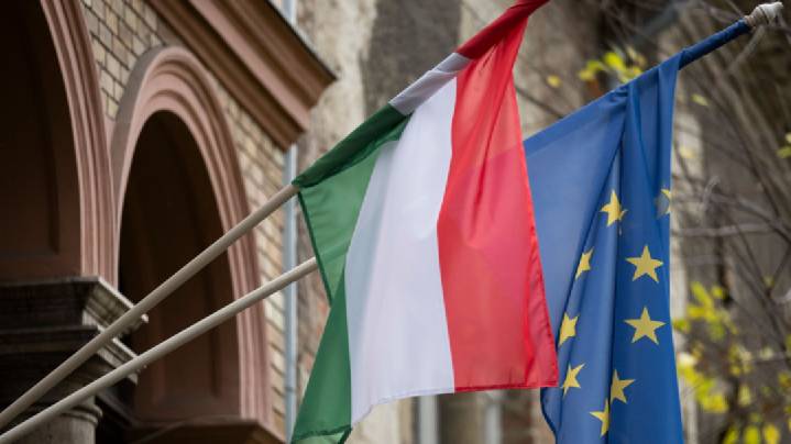 EUObserver: Венгрия согласилась с полным запретом поставок СПГ из РФ