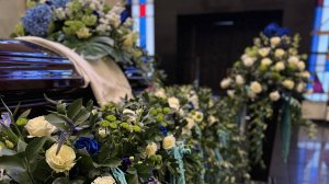 Оформление ритуального зала в синих и белых тонах: дань памяти близкому человеку