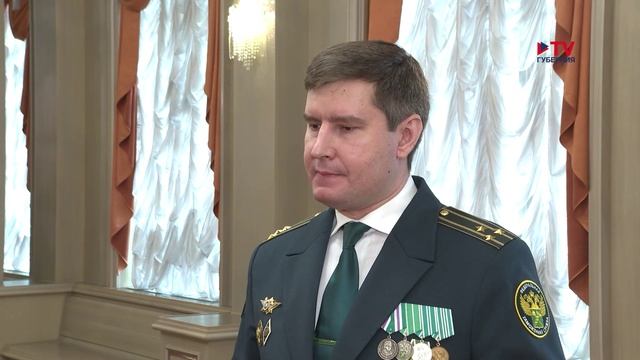 Фальшивое яйцо Фаберже и ювелирка в карнизе для штор: какую контрабанду нашли воронежские таможенник
