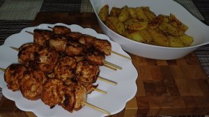 Куриные роллы в беконе на сковороде с устричным соусом.